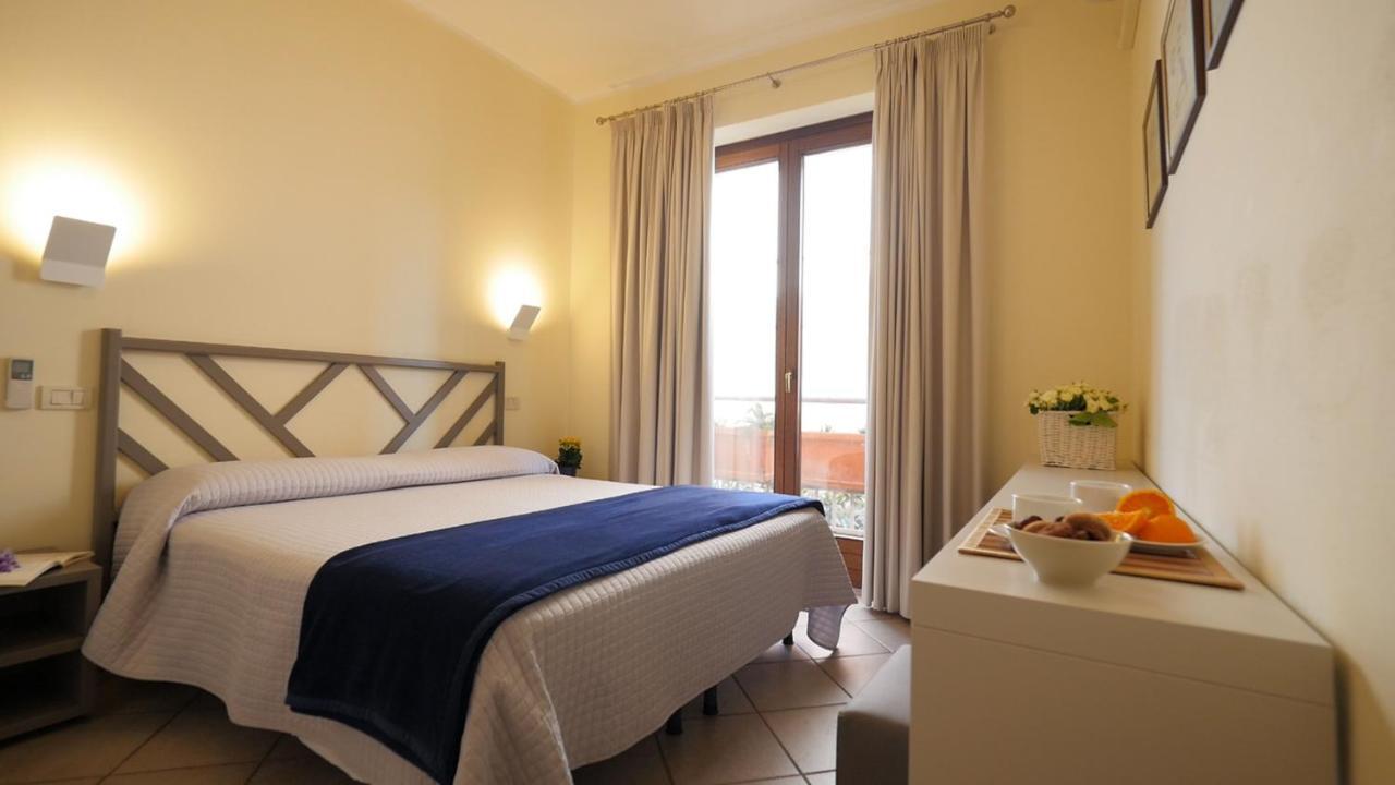 Residenza Turistico Alberghiera Corallo Кастильоне-делла-Пеская Экстерьер фото